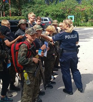 Policjantka podczas spotkania z dziećmi