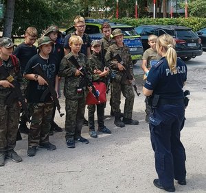 Policjantka podczas spotkania z dziećmi