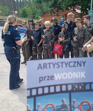 Policjantka podczas spotkania z dziećmi