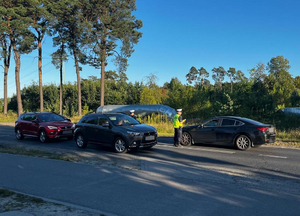 Policjanci ruchu drogowego w trakcie działań na drodze