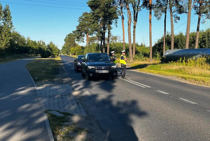 Policjanci ruchu drogowego w trakcie działań na drodze