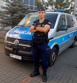 Zdjęcie policjanta przy radiowozie