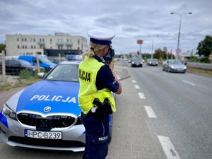 Policjantka ruchu drogowego w trakcie działań na drodze