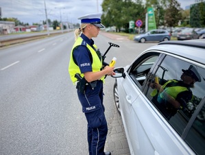 Policjantka ruchu drogowego w trakcie działań na drodze