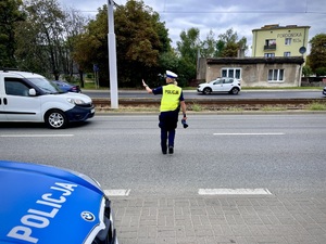 Policjantka ruchu drogowego w trakcie działań na drodze