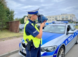 Policjantka ruchu drogowego w trakcie działań na drodze