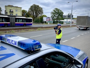 Policjantka ruchu drogowego w trakcie działań na drodze