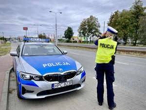 Policjantka ruchu drogowego w trakcie działań na drodze