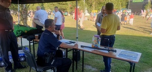 Policjanci podczas dożynek.