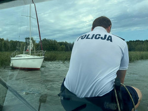 Policjanci podczas wyciągania żaglówek.