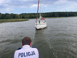 Policjanci podczas wyciągania żaglówek.