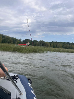 Policjanci podczas wyciągania żaglówek.