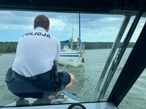 Policjanci podczas wyciągania żaglówek.