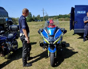 Policjanci podczas Święta 8. Kujawsko-Pomorskiej Brygady Obrony Terytorialnej.