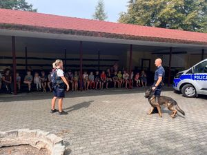 Policjanci i dzieci podczas spotkania.