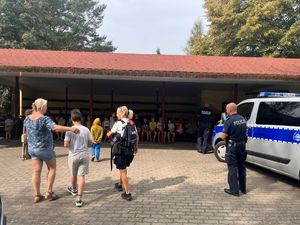 Policjanci i dzieci podczas spotkania.