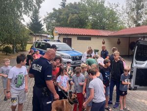 Policjanci i dzieci podczas spotkania.