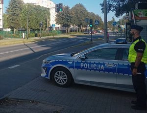 Policjant przy przejściu dla pieszych