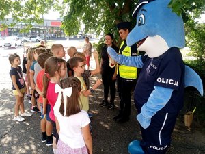 Policjanci i uczniowie podczas akcji.