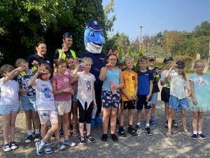 Policjanci i uczniowie podczas akcji.