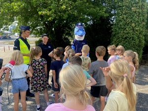 Policjanci i uczniowie podczas akcji.