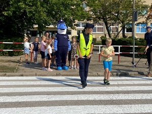 Policjanci i uczniowie podczas akcji.