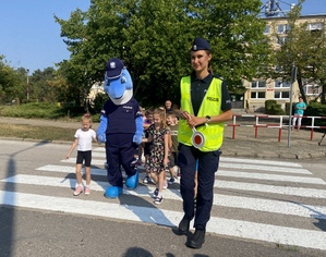 Policjanci i uczniowie podczas akcji.