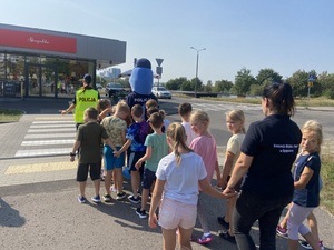 Policjanci i uczniowie podczas akcji.