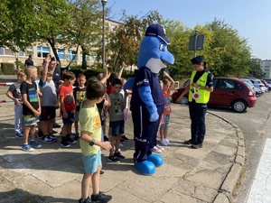 Policjanci i uczniowie podczas akcji.