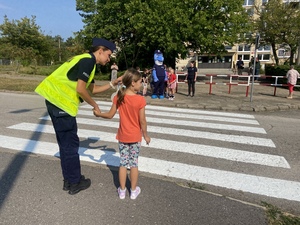 Policjanci i uczniowie podczas akcji.