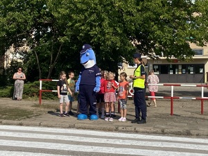 Policjanci i uczniowie podczas akcji.