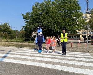 Policjanci i uczniowie podczas akcji.