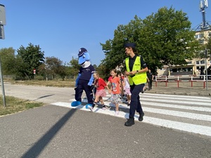 Policjanci i uczniowie podczas akcji.