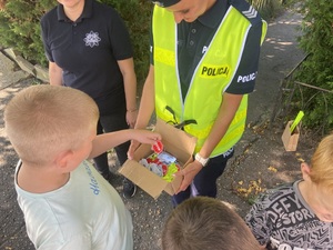 Policjanci i uczniowie podczas akcji.