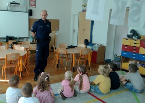 Policjanci podczas spotkań z dziećmi w szkołach.