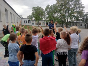 Policjanci podczas spotkań z dziećmi w szkołach.