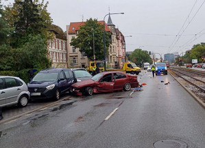 rozbite auta na miejscu zdarzenia drogowego