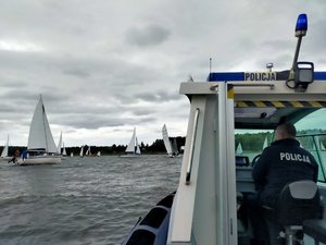 Policjanci podczas służby i udzielania pomocy załodze jachtu.