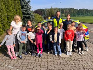 Policjanci i dzieci podczas zajęć.