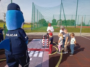 Policjantka, Pani dyrektor banku oraz dzieci i ich opiekunowie podczas zajęć.