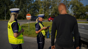 Policjantki Wydziału Ruchu Drogowego KMP w Bydgoszczy w trakcie działań na drodze