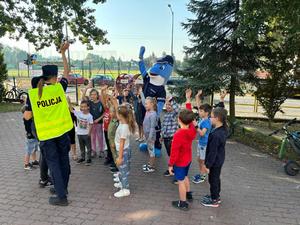 Policjanci ruchu drogowego i prewencji podczas zajęć z dziećmi.