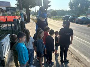 Policjanci ruchu drogowego i prewencji podczas zajęć z dziećmi.