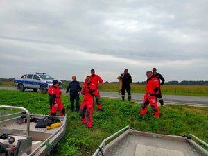 Policjanci podczas działań na terenach objętych powodzią