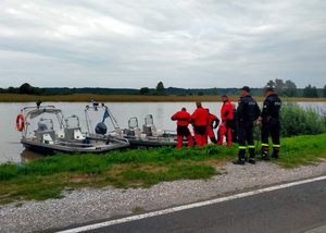 Policjanci podczas działań na terenach objętych powodzią