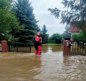 Policjanci podczas działań na terenach objętych powodzią