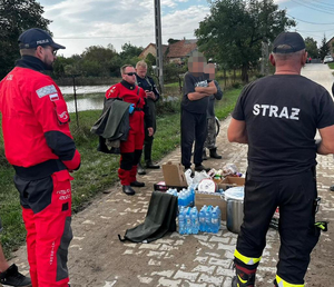 Policjanci podczas działań na terenach objętych powodzią