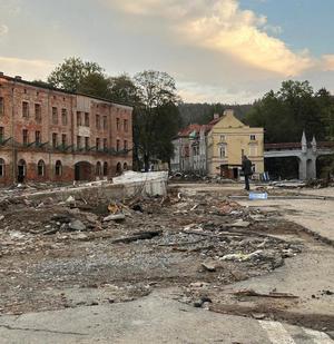 Policjanci podczas działań na terenach objętych powodzią