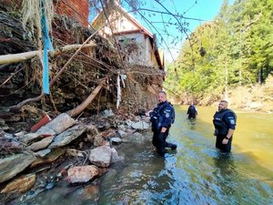 Policjanci podczas działań na terenach objętych powodzią.