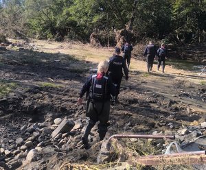 Policjanci podczas działań na terenach objętych powodzią.